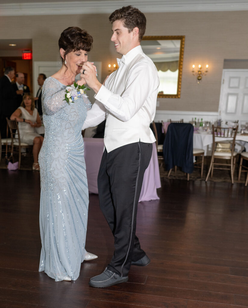Groom and mom first dance
